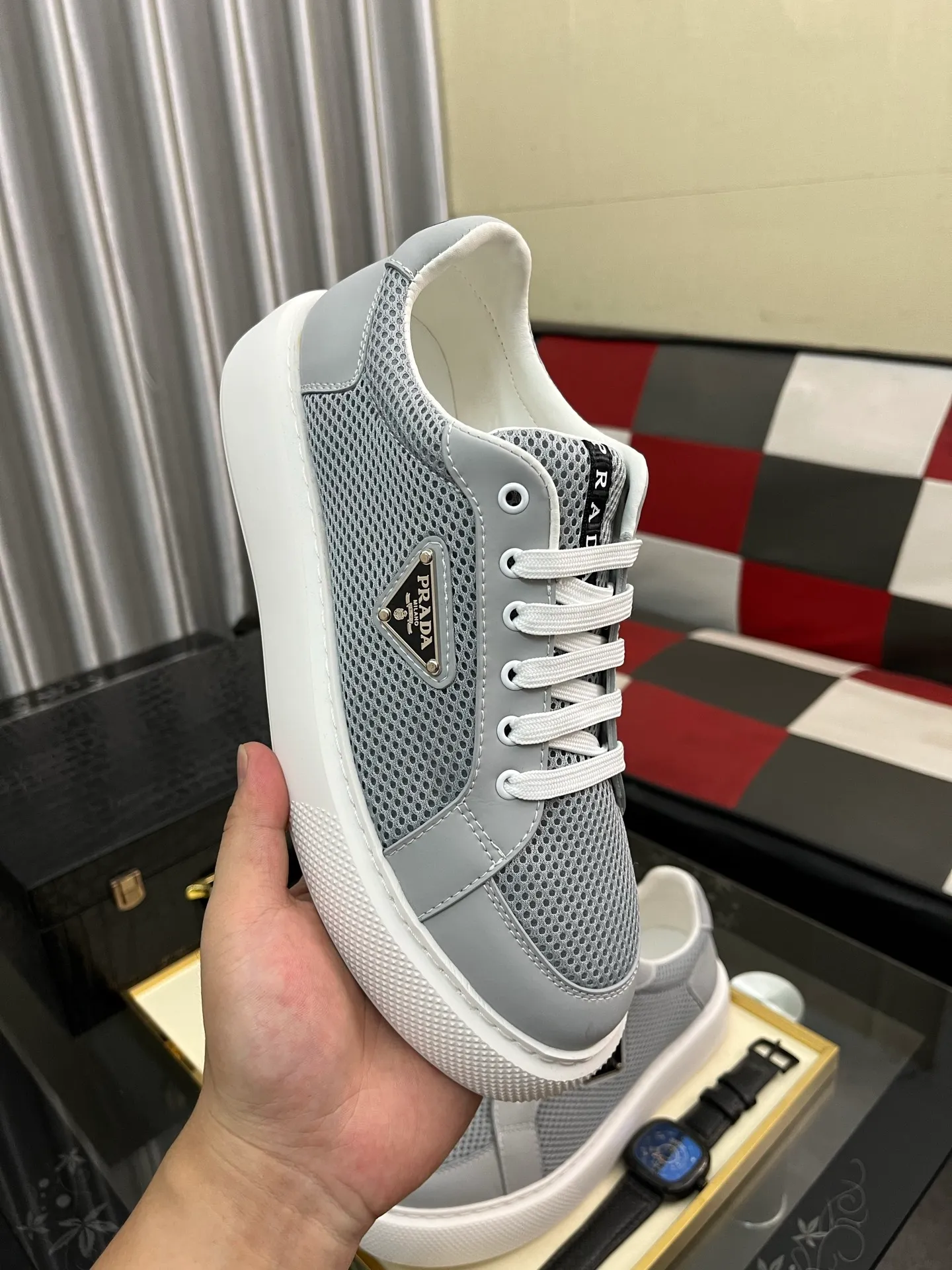 Men's men's shoes💰580⌚️⌚️Prada Prada early spring new model, top original quality, Prada casual sports shoes, made of imported solid color patent leather, spliced mesh cowhide upper, three-dimensional geometric segmentation, multi-color splicing, fashionable and generous, soft, comfortable and breathable. The tongue is decorated with classic letter logo, with fabric lining, cowhide foot pads, matched with P family's exclusive rubber outsole, upper material, breathable knitted fabric imported from Italy The delicate texture is super high-end! Fetal cowhide lining, super soft and comfortable, original molded outsole Size: 38-446️⃣ colors available